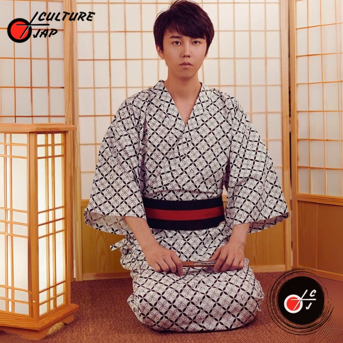 Homme assis avec un ensemble kimono japonais blanc, en position seiza traditionnelle.